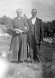 Et bilde av en eldre kvinne og mann, trolig et ektepar. Kan 