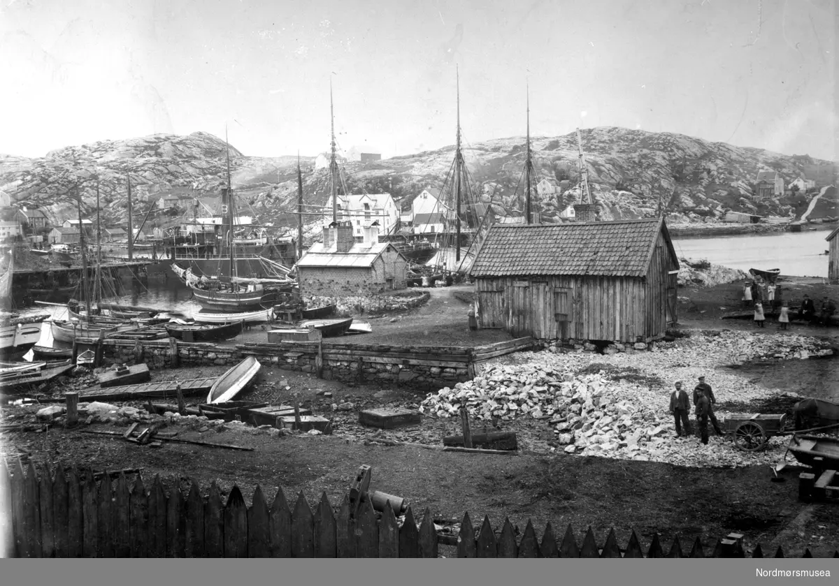 Fra den senere gassverktomta i Vågen på Kirkelandet i Kristiansund. Gassverket ble åpnet 8/9 1908? Fra Nordmøre museums fotosamlinger.
