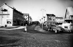 Brostein, asfalt i kjørebanen. På bildet ser vi oppover Kaib