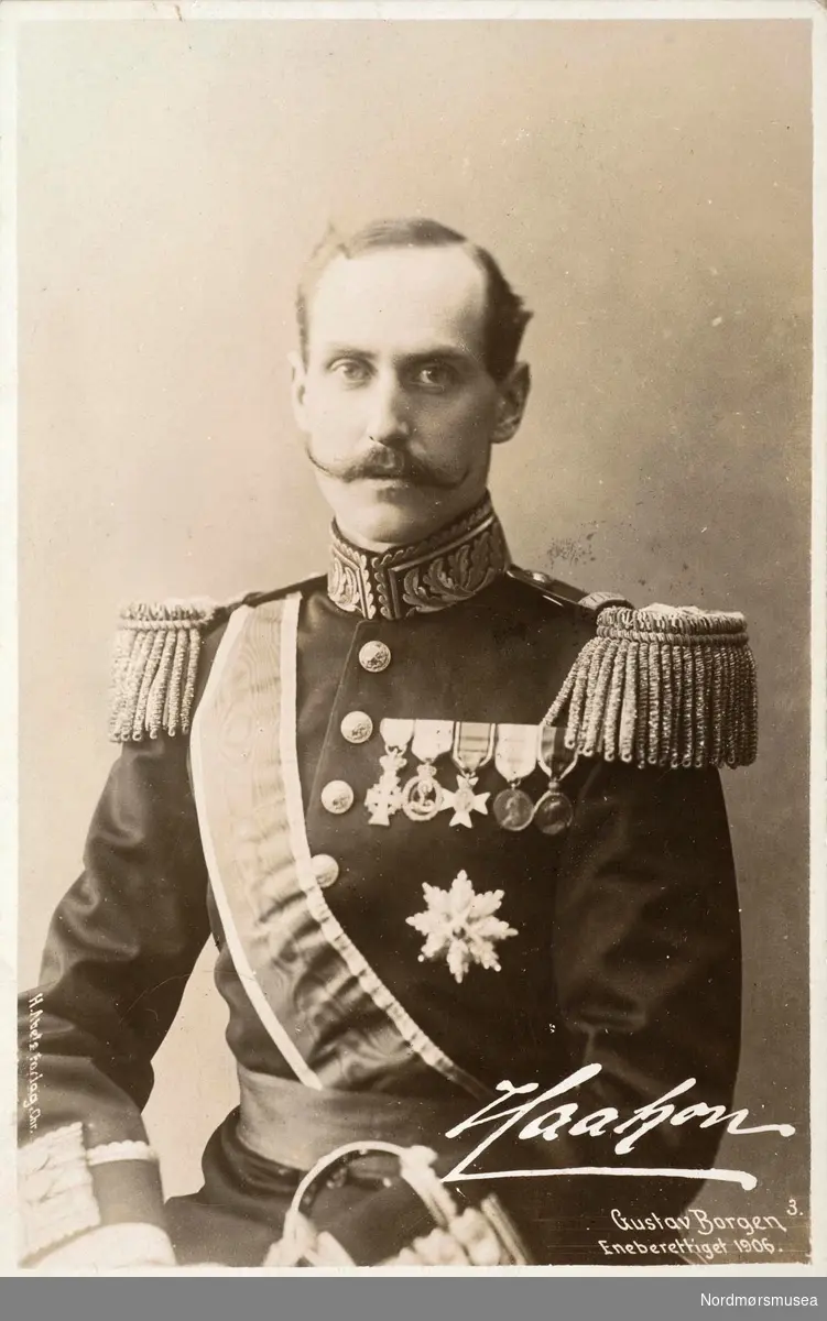Postkort av Kong Haakon VII:
Norges konge. Postkortet er datert 1906. Fra Nordmøre museums fotosamlinger.

