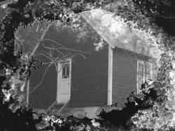 Foto trolig av et bolighus, hvor vi ser en enkel trapp føre 