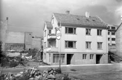 Esso-stasjonen nær Langveien. Bersaas.
 Fra Nordmøre Museum 