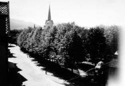 Langveien i Kristiansund med gamle Kirklandet kirke i bakgru