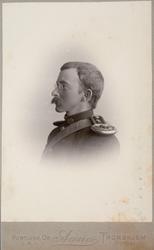 Portrett av en ukjent mann i uniform. Trolig fra Lossiusslek