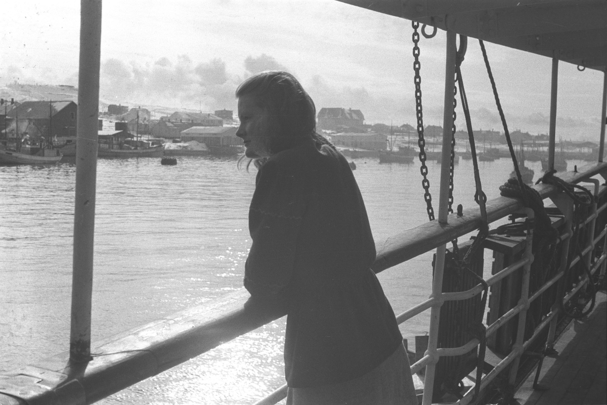 Gjenreisning. Solveig Hanche-Olsen ombord på Hurtigruta. Vardø i bakgrunnen. Påske 1947.