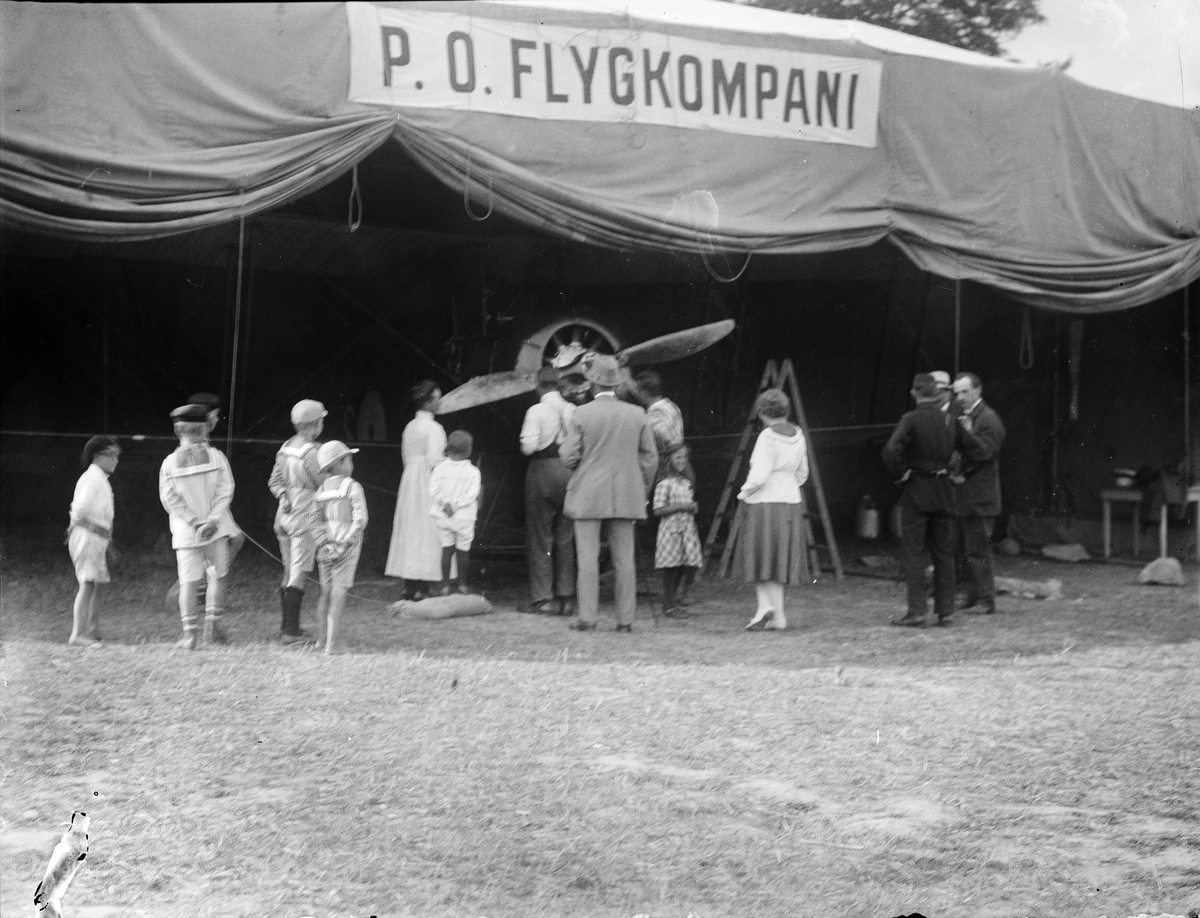 "Åskådare med ryggen till vid Flygkompaniet i Barkarby", Järfälla socken, Uppland 1919