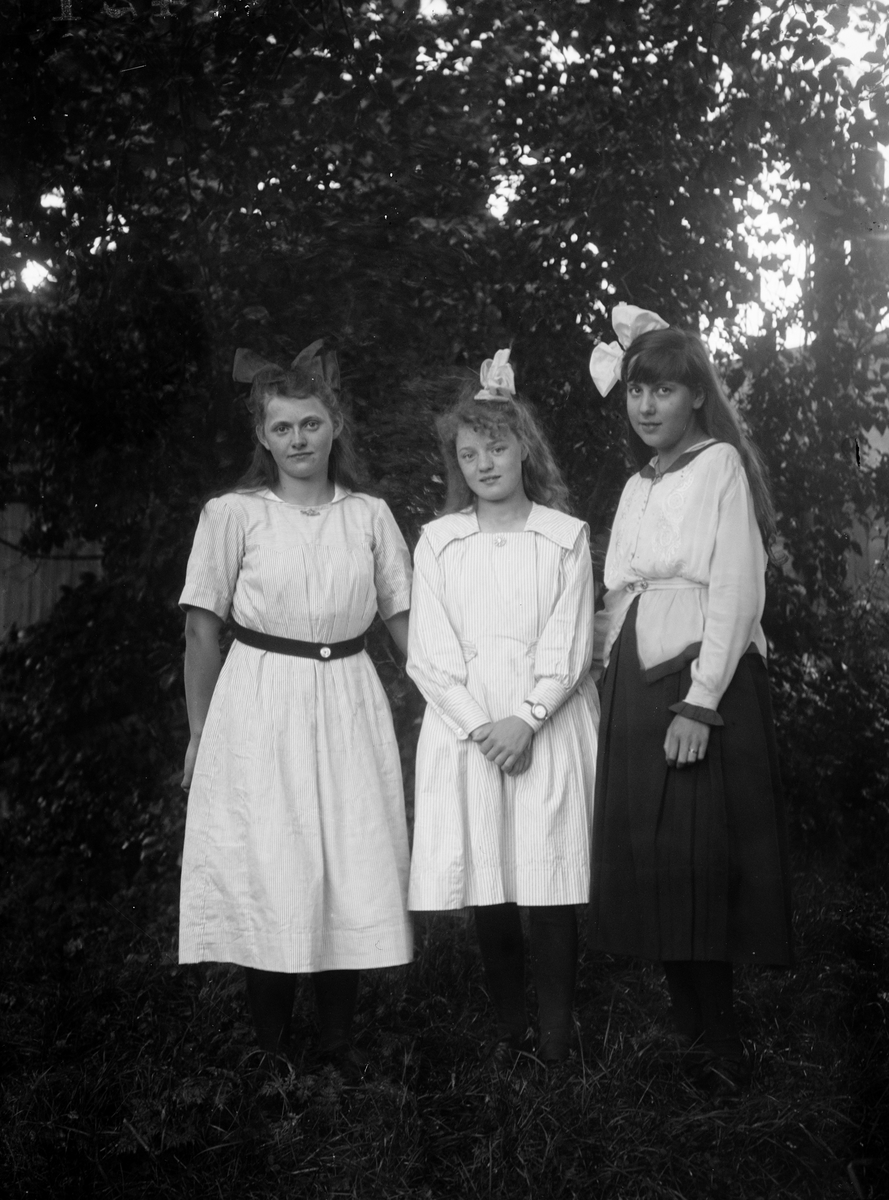 Elsa Alström, Stina Arnell och Rut Anderson, Sävasta, Altuna socken, Uppland 1919