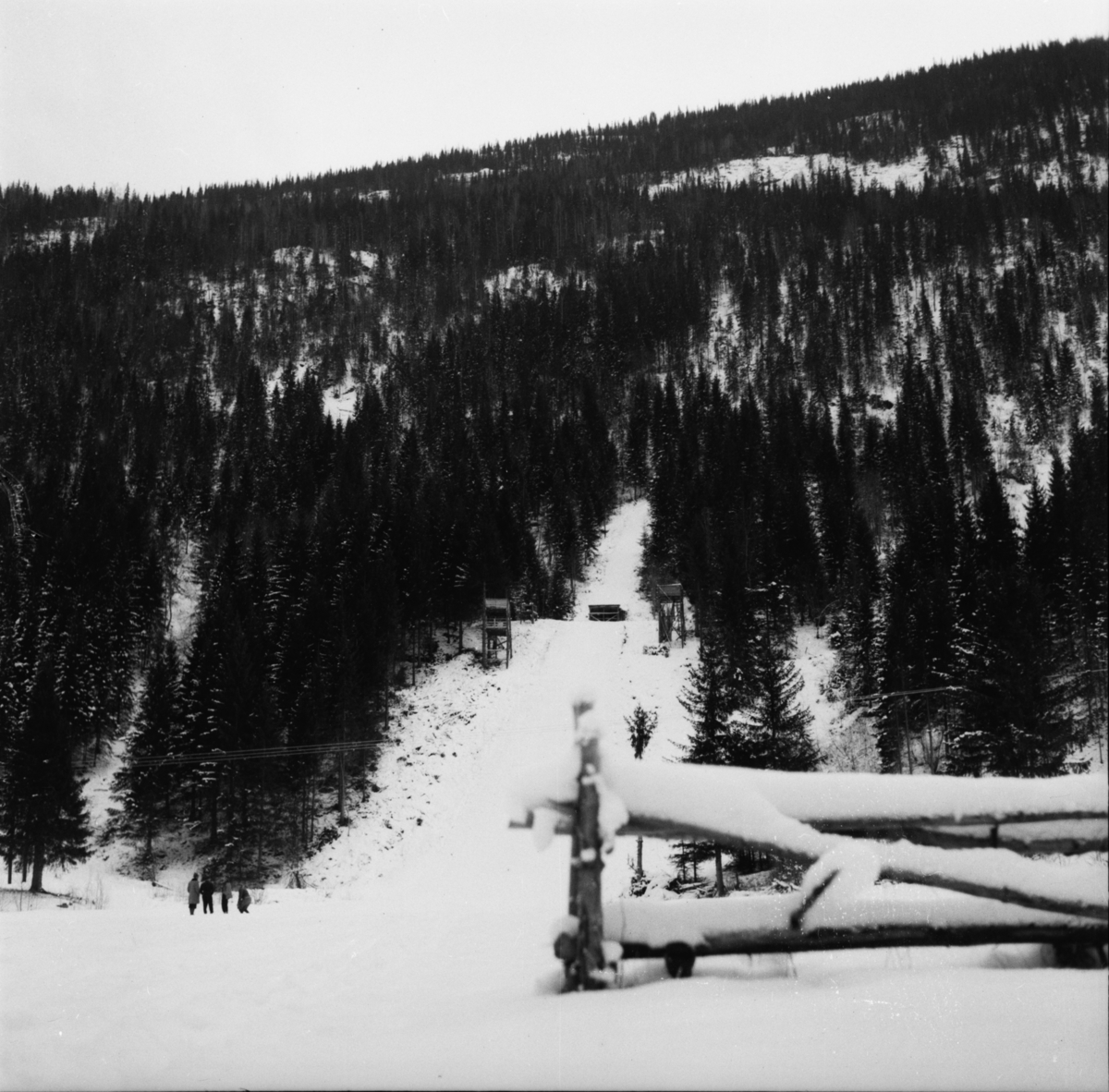 Vardens arkiv. "Foran Kviteseid Idr. landsrenn 25-27-28 d.m."  03-04.02.1954