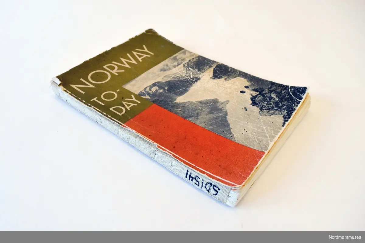 Eit hefte med informsjon om Norge i dag i 1933. Bok / hefte med mjuke permar. Naturbilde frå Norge på utsida.
160 sider.