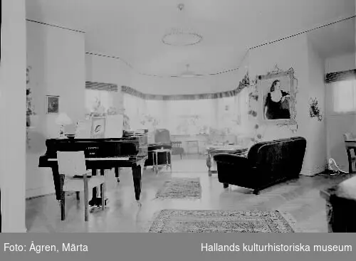 Interiör från Hejllska villan. Kv Bomlyckan 10 (ursprungligen 1), Västra Vallgatan 61. Villan uppfördes 1904 till stadsfiskal Nils Olof Samuelsson (1864-1910). 1945 flyttade provinsialläkare Karl-Holger Hejll med familj in i huset.