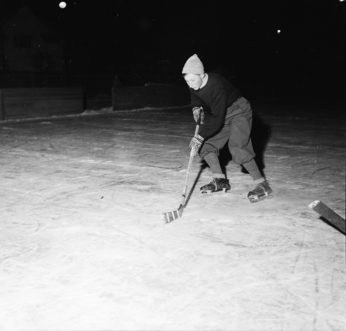 Vardens arkiv. "Ishockey trening på Sportsplassen"  26.01.1954