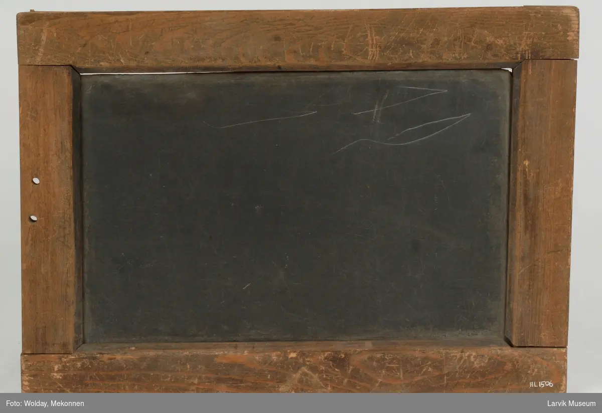 Form: sort steintavle med mørk treramme, 2 hull til oppheng i rammens ene kortside
