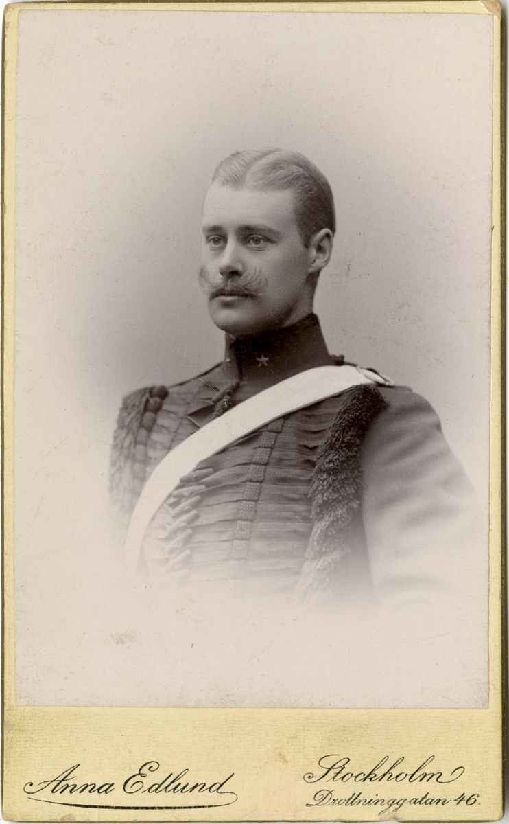 Porträtt av Carl Richard Knorring Roth, underlöjtnant vid Norrlands dragonregemente K 8.

Se även bild AMA.0007750.