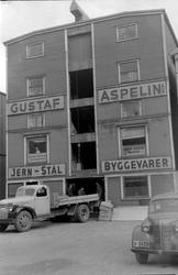 Firma Gustaf Aspelin A/S, brygge i Fjordgata. Utenfor står p