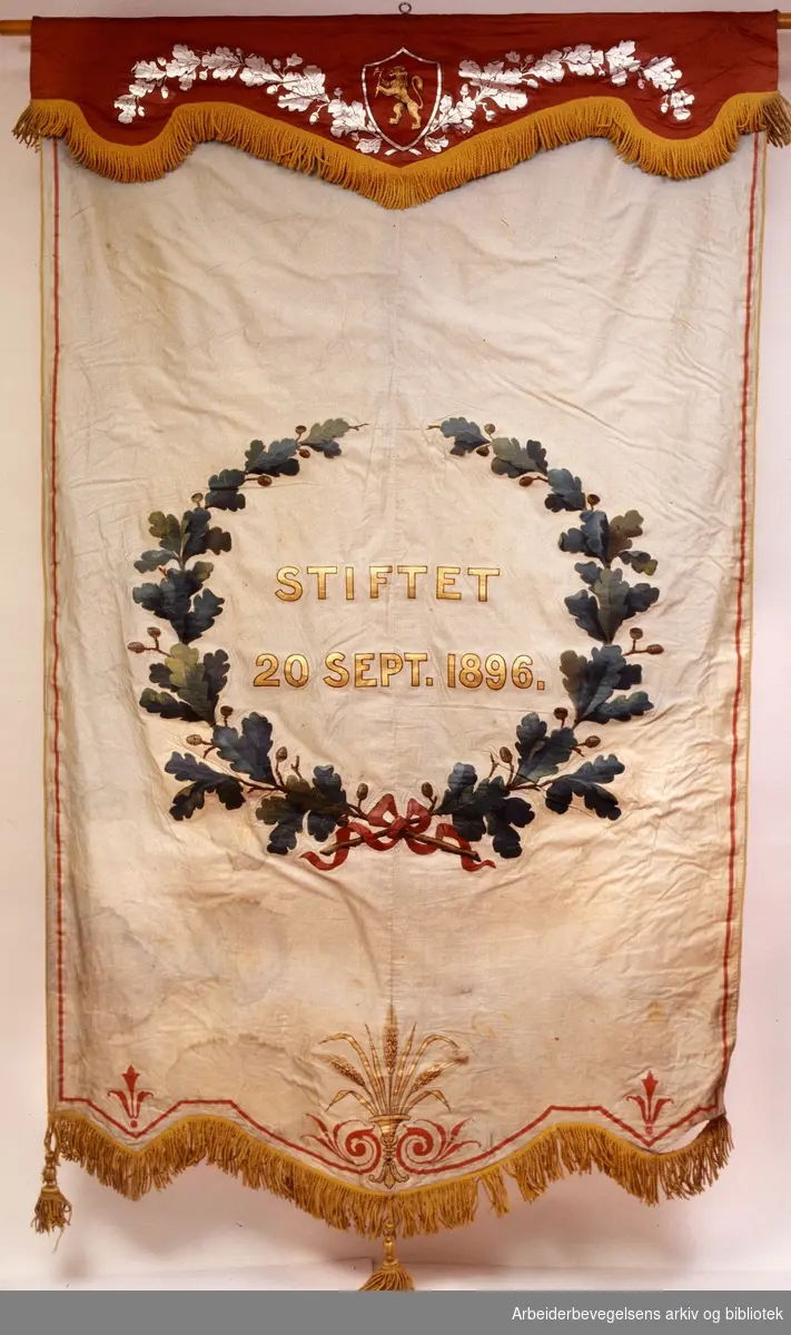 Bagersvendenes venstreklub.Stiftet 20.september1896..Bakside..Fanetekst: Stiftet 20 sept. 1896
