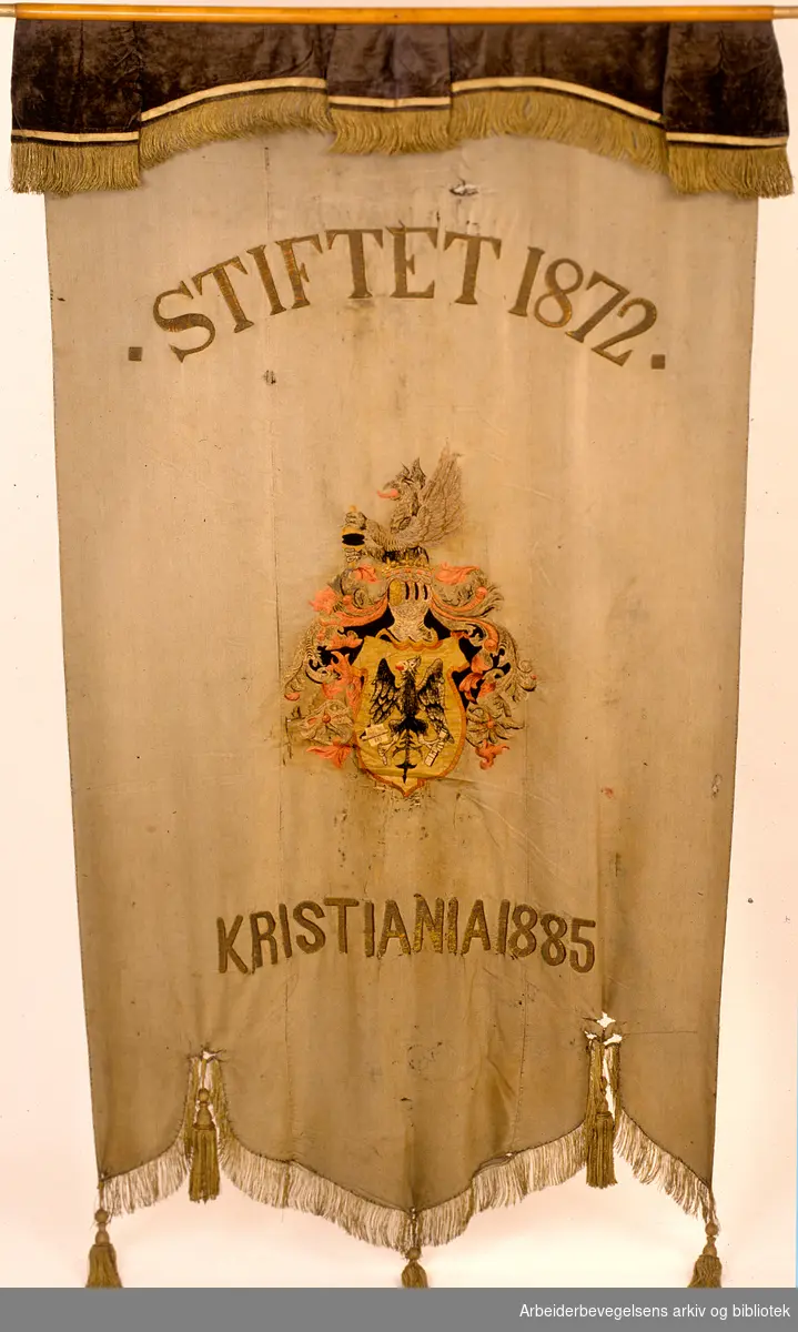 Den typografiske forening.Oslo typografiske forening .Stiftet 23. juli 1872..Bakside..Fanetekst: Stiftet 1872. Kristiania 1885..