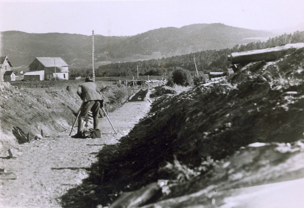Bygging av rørledning, Eidsfossen. Sannsynligvis 1920 - 1921