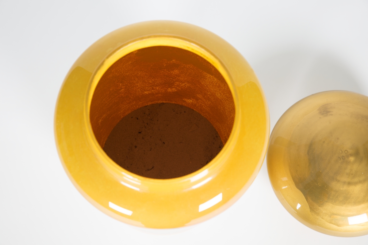 Rundt standkar med overfallende lokk.  Innsiden av glasset er malt med gullfarge.