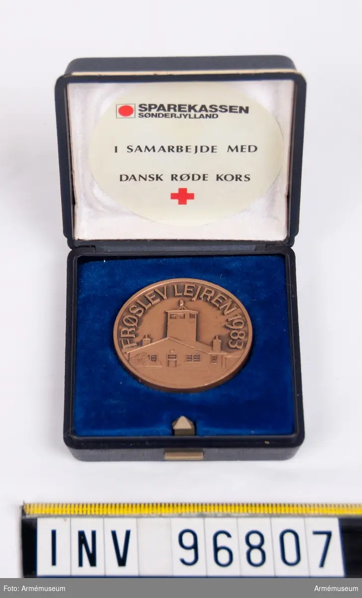 Minnesmedalj i ask för Danska Röda korset i Fröslöv.