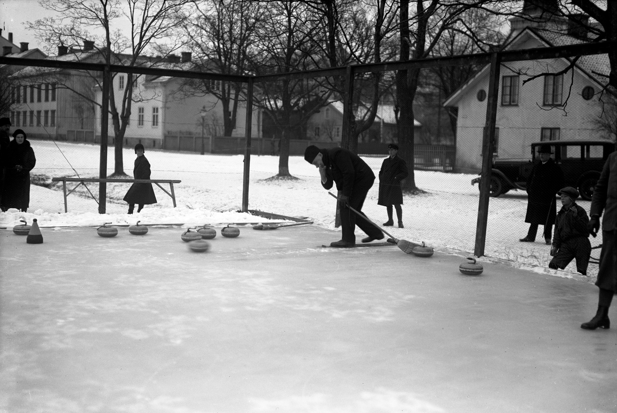 Curlingklubben utövade i början av 1930-talet sin sport på en bana som låg där parkeringen öster om biblioteket nu finns. Bilden tagen 1930.