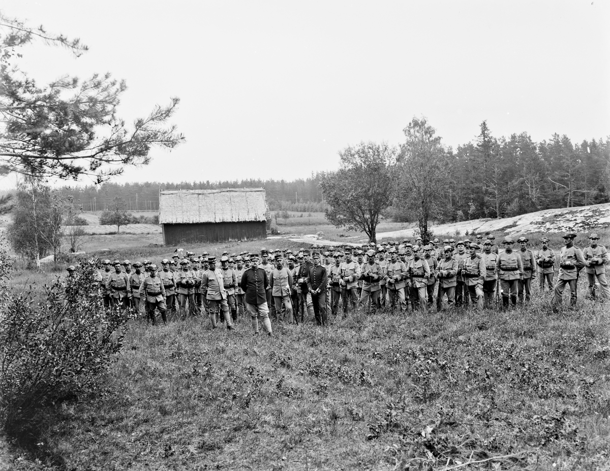 Militärer ute på övningsområdet i Trossnäs ca år 1925.