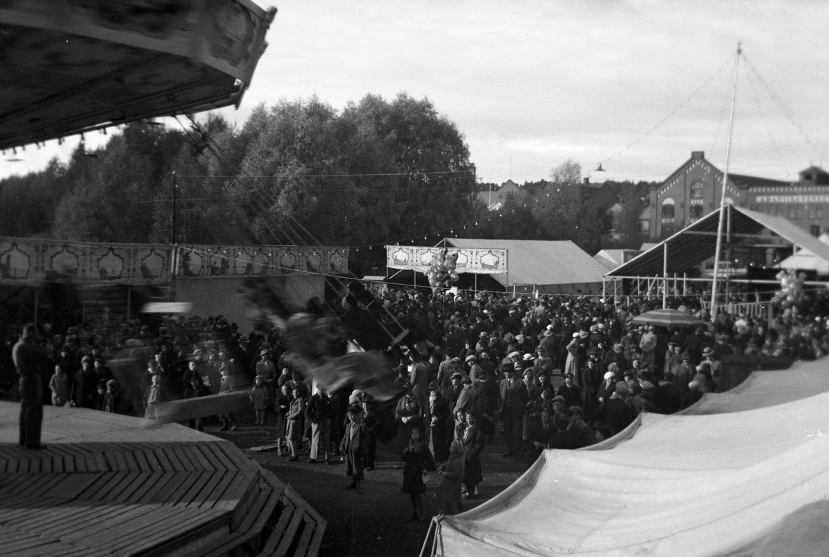 Marknadsdag med tivoli i Arvikas stadspark.