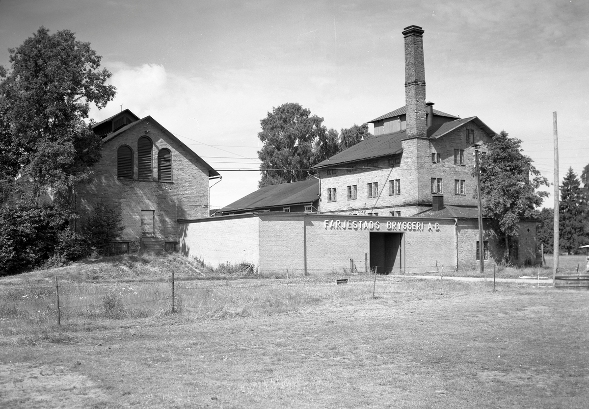 Färjestads bryggeri på en bild från 1951. Bryggeriet låg längs med älven ett par hundra meter söder om Färjestads herrgård. Adressen Humlegatan påminner om den tidigare verksamheten.