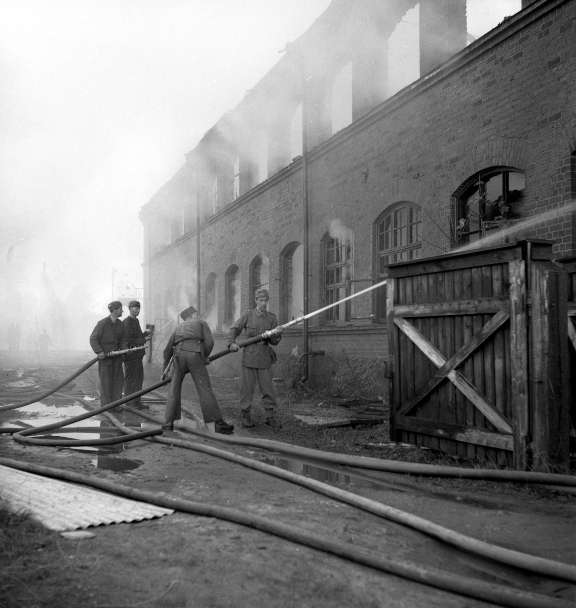 Walfrid Svenssons möbelfabrik på Hagaborg brinner i oktober 1942.