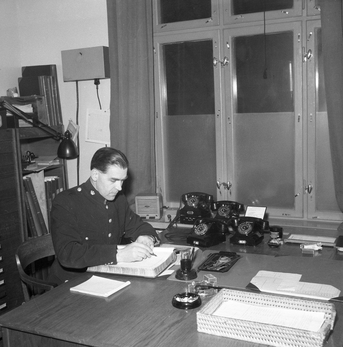Inne på polisstationen i rådhuset år 1947.