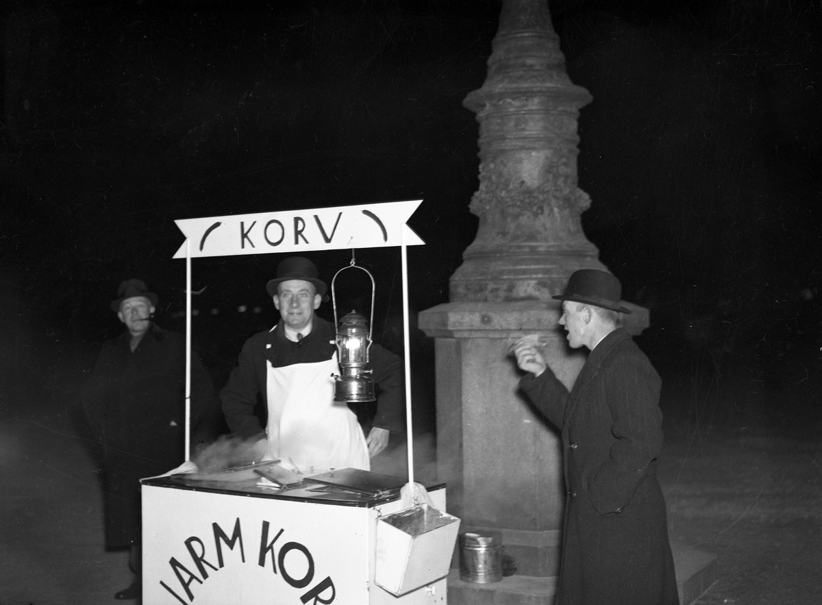 Polisens nattpatrull. Bilderna tagna 1938 på uppdrag av Värmlands Folkblad.