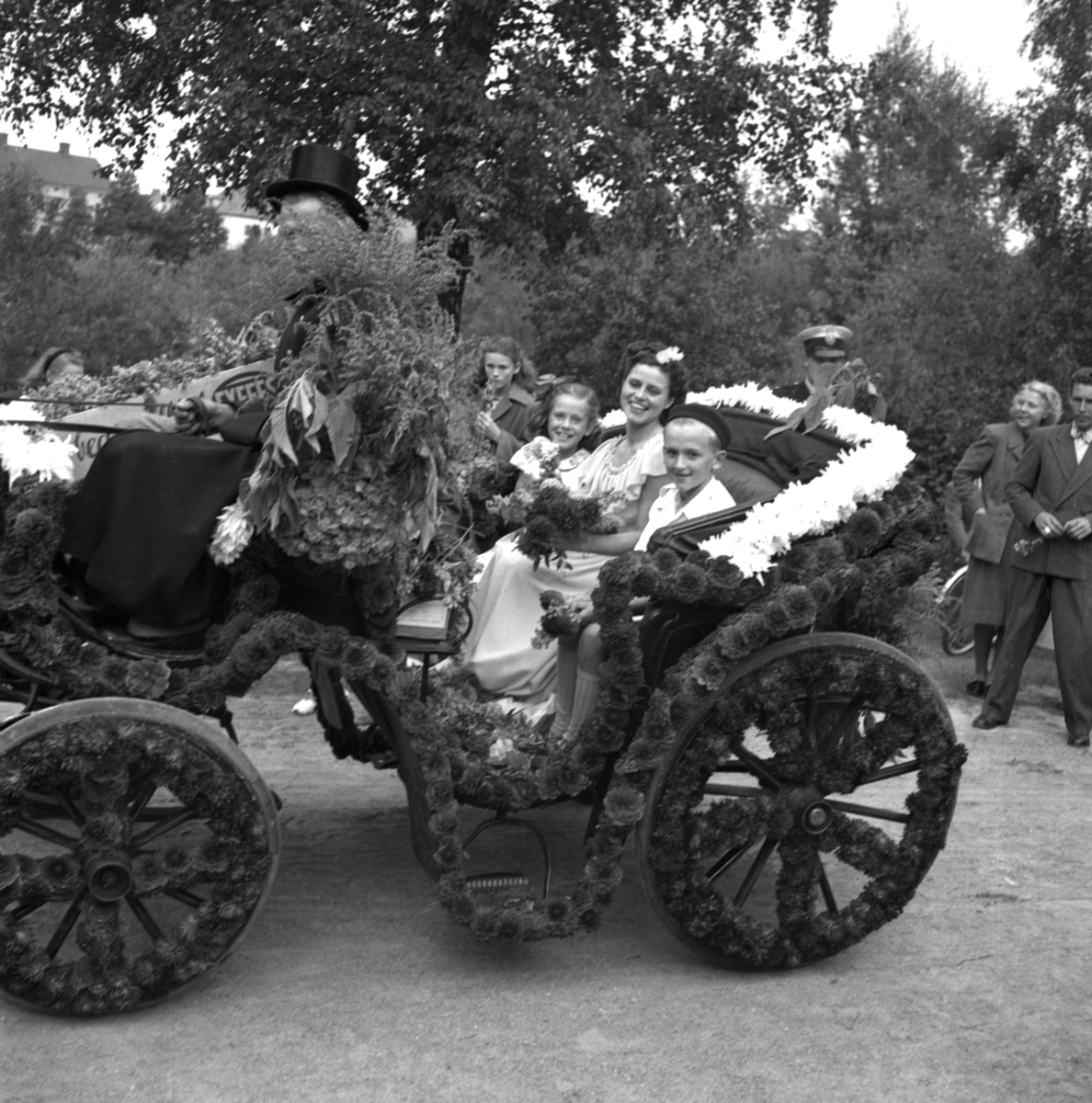 Rundturen i Karlstad år 1949 med blomsterdrottningen.