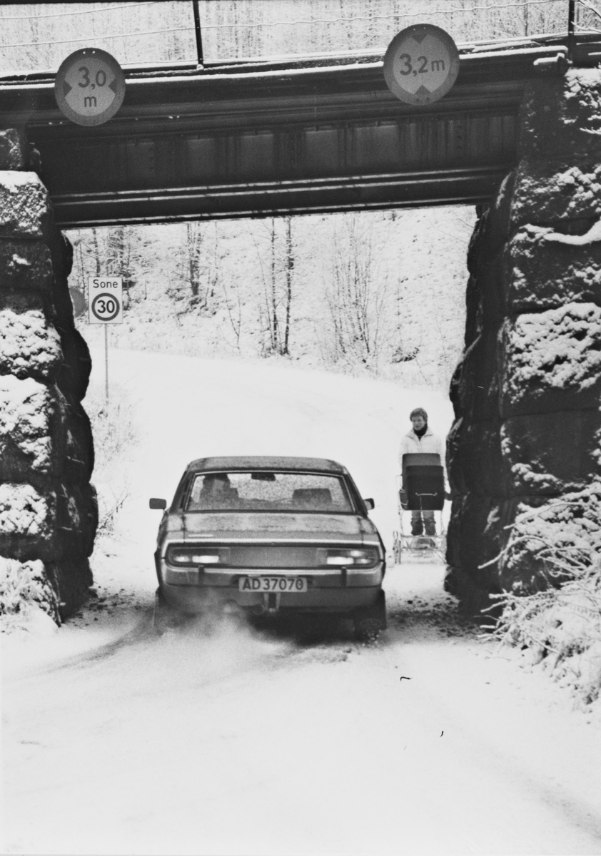 Undergangen til Burås/Hakadalsfeltet fra Sagstuveien er trang og trafikkfarlig.