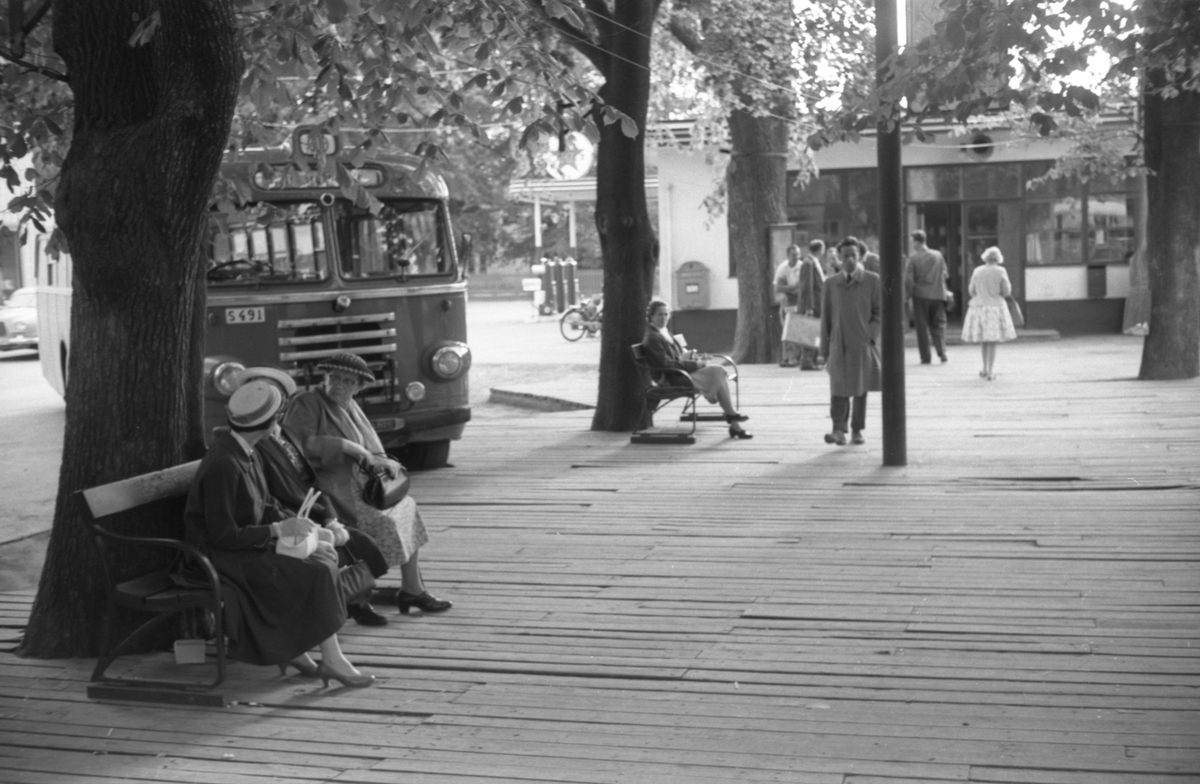 På fotografisk vandring med Bertil Ludvigsson i 1960-talet. 
Busscentralen N:a Strandgatan med Carltex macken i bakgrunden.I dag så är det Karlstads stadsbibliotek.