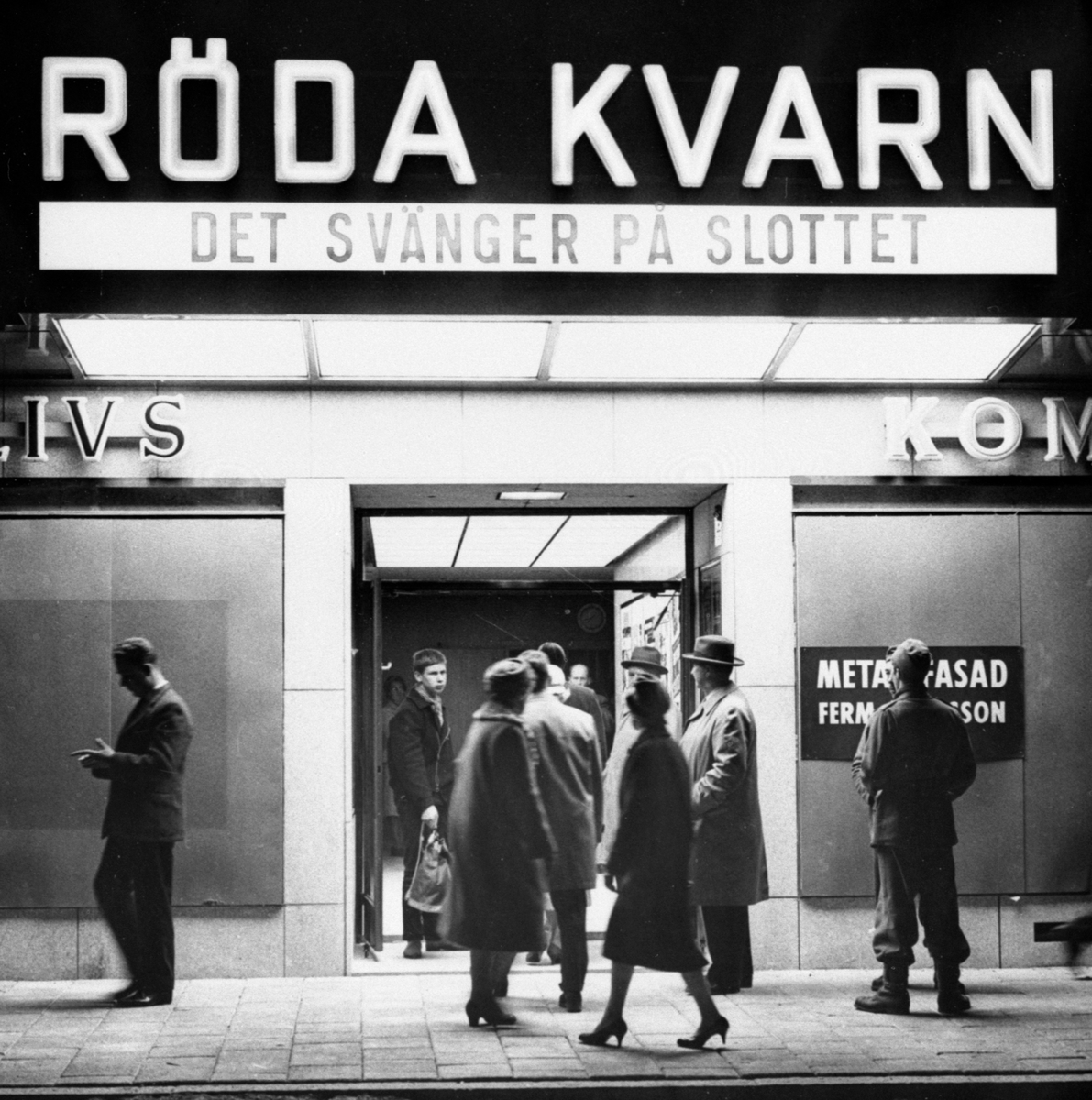 Bildserie tagen i samband med invigningen 1959 av biografen Röda Kvarn vid torget, numera krog.