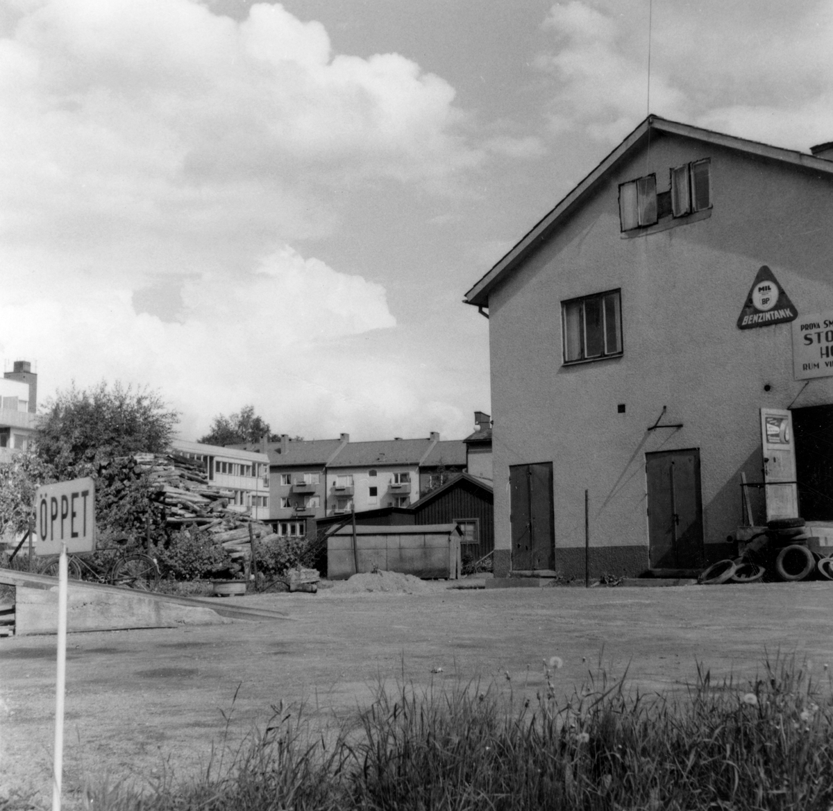 Någonstans i Värmland - från slutet av 1950-talet: Årjäng. Lämna gärna en kommentar om du vet något om bilden.