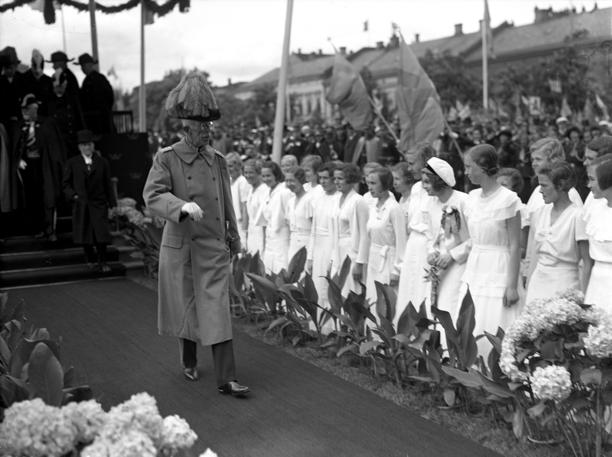 Bildsvit från Karlstads 350-års jubileum den 29 maj 1934. Gustav V lämnar torget mellan 2 flickrabatter (!) enligt text på negativkuvertet.