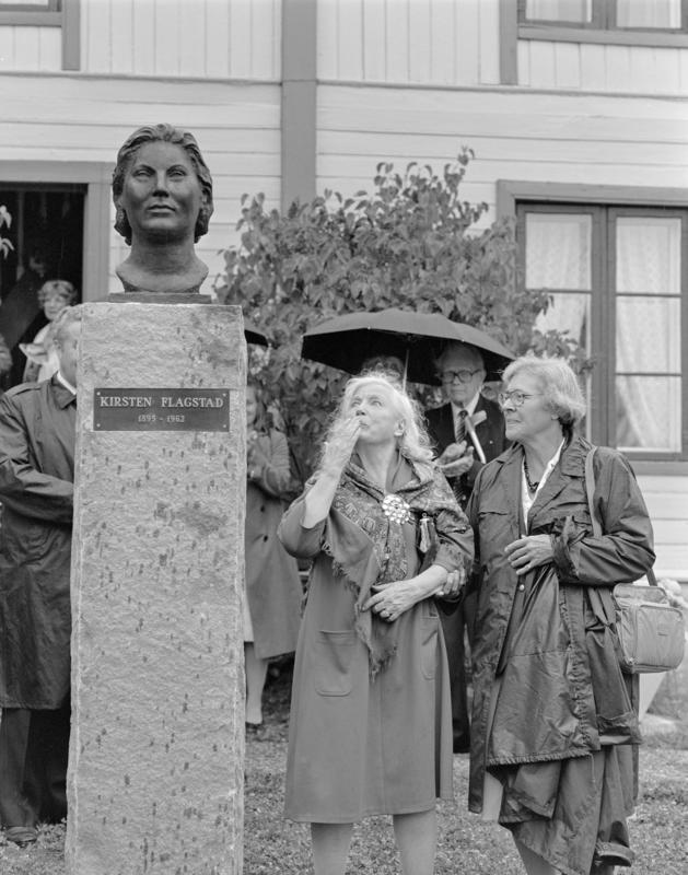 Kirsten Flagstads bust outside the museum in 1985. By her side is her sister Karen Marie Flagstad.