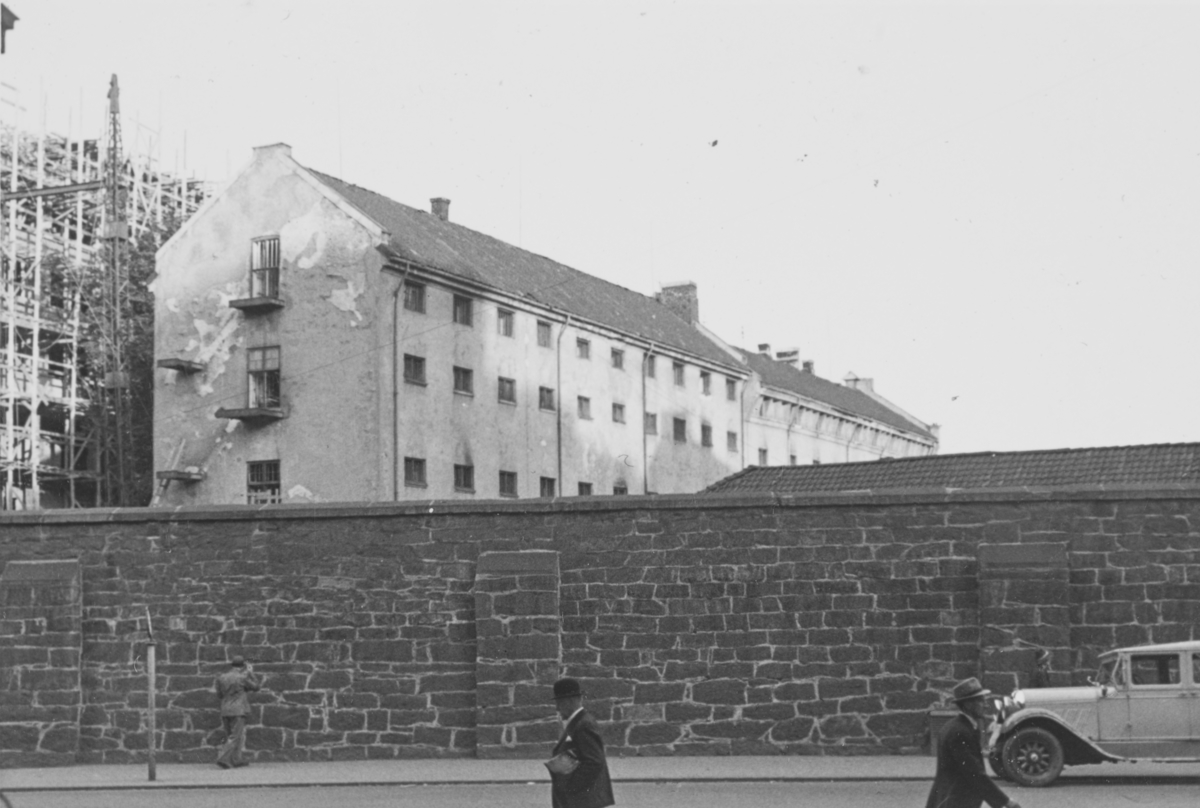 Kvinnefengselet i Oslo står for fall, mens Samfunnshuset er under oppføring bak. I forgrunnen den gamle tukthusmuren.