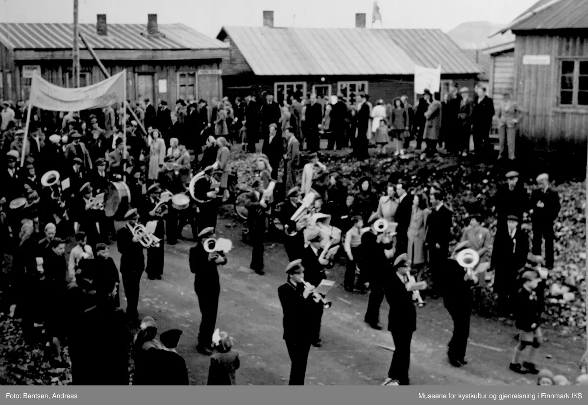 Gjenreisning. 17. mai-tog i Honningsvåg. Hornmusikk. 1947.
