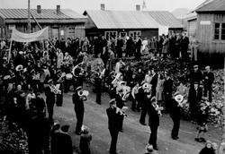 Gjenreisning. 17. mai-tog i Honningsvåg. Hornmusikk. 1947.