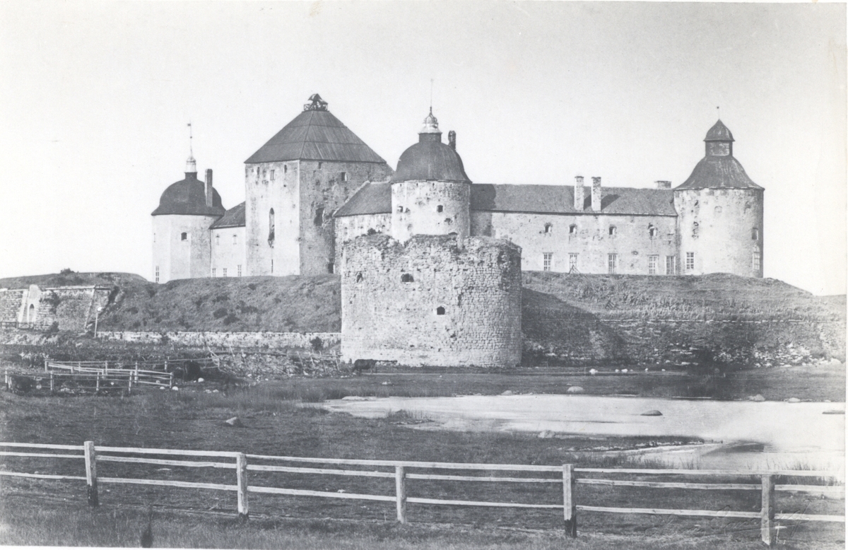 Kalmar slott från Danska kullarna. Bilden är tagen 1856 och visar ett förfallet slott. Postjern saknar tak och Kuretornet är betydligt lägre än efter 1880-talets renoveringar. Till vänster i bild anar man att vallgraven var uttorkad.