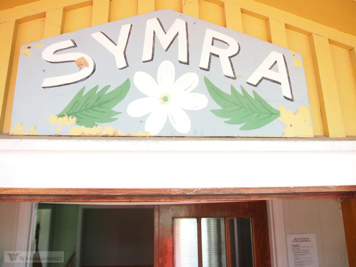 Symra "De Norske Livsforsikringsselskapers barnehjem". Symra barnehjem åpnet 12.08.1925 og tatt i bruk for tuberkolosetruede barn. Bygget ble revet i 2014.