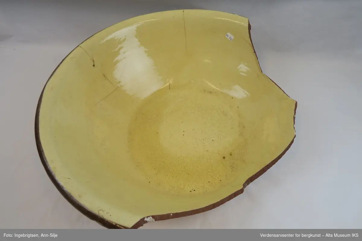 Stor skål med gul glasur på innsiden,og uten glasur på utsiden.