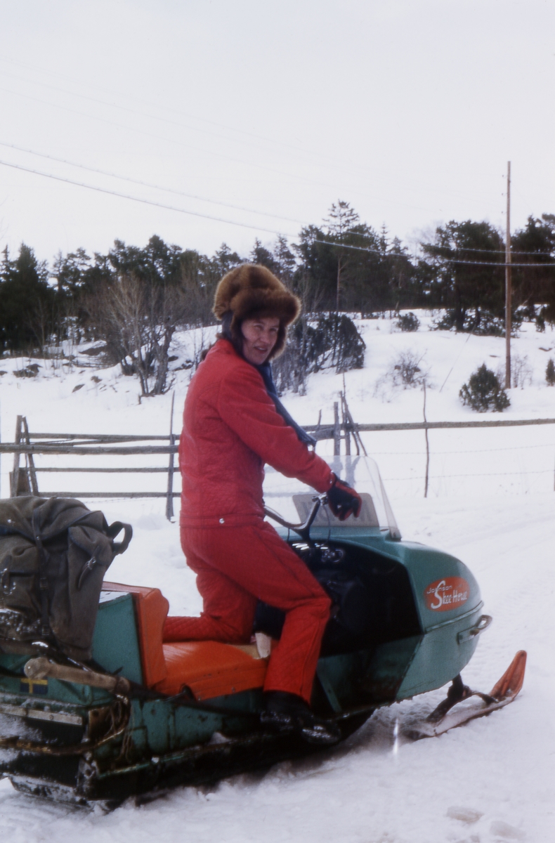 Birgitta Westerberg, lantbrevbärare i skärgården på sin snöscooter.