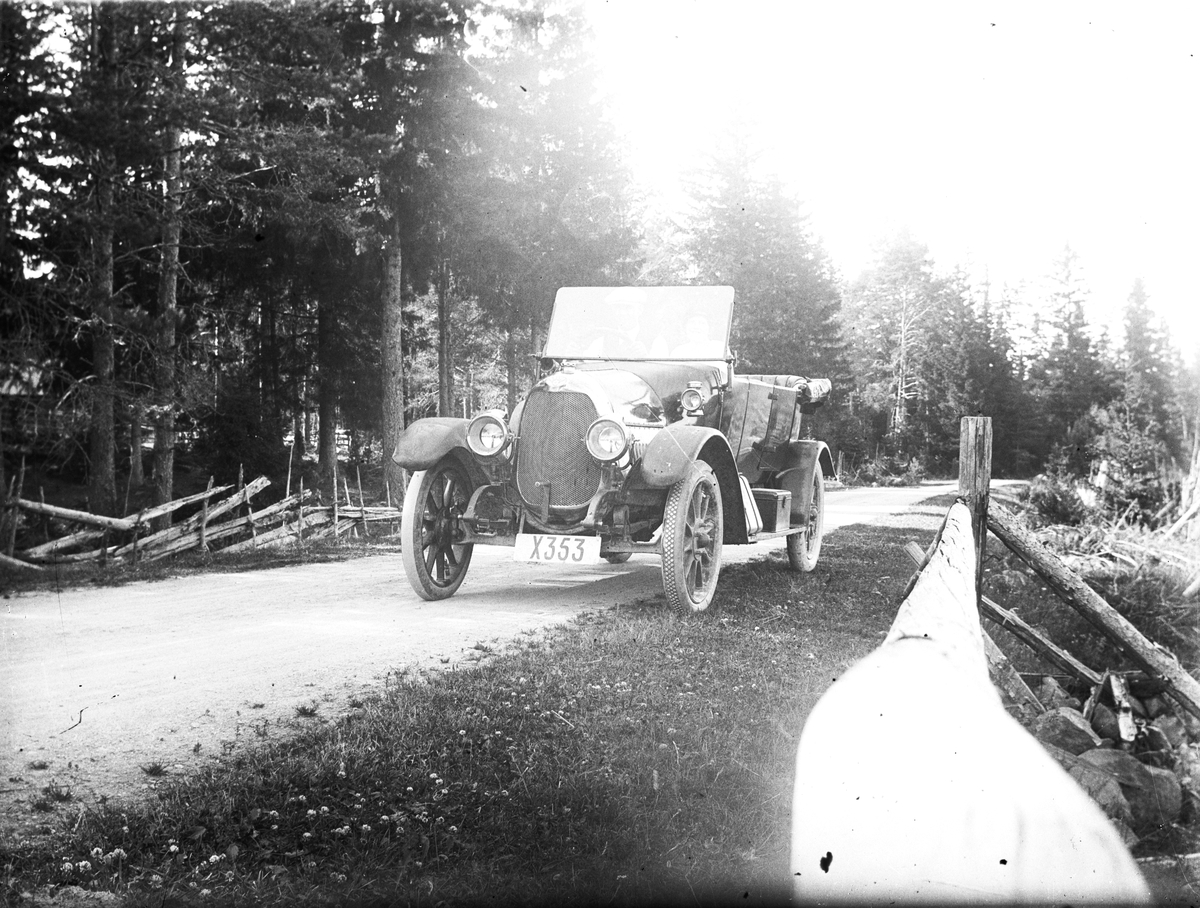Bilen Selve 1920-1921, ägare Brundin, på utflykt. Elna Brundin har gått ur bilen för att fotografera fordonet. David Brundin syns knappt bakom vindrutan. Observera veven framtill på bilen, man var tvungen att veva igång bilen.