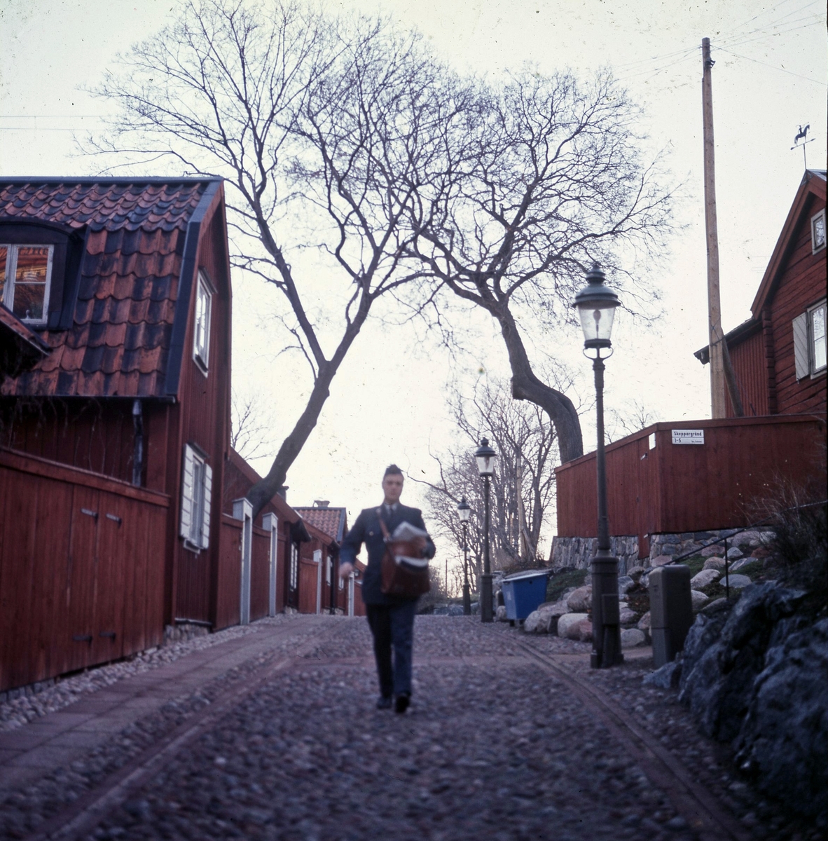 Brevbärare Bertil Carlsson delar ut post på Lotsgatan på Söder i Stockholm, 1971.