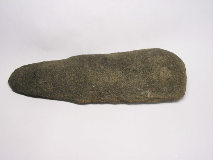 Sten med yxform (förarbete), ev kil, kan vara naturlig.  En sida närmast plan medan den andra är trind/välvd. 
Inskriven i huvudboken: 1891