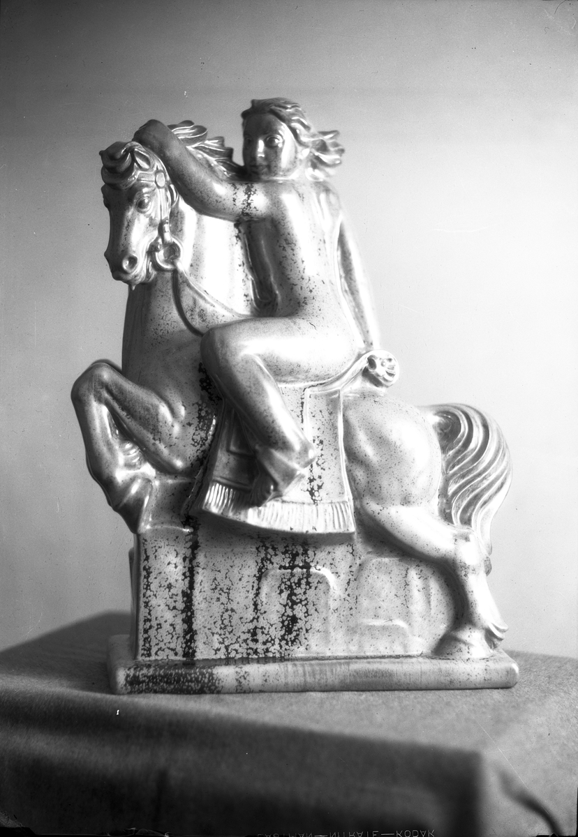 Karusellhästen år 1930 höjd 63 cm.