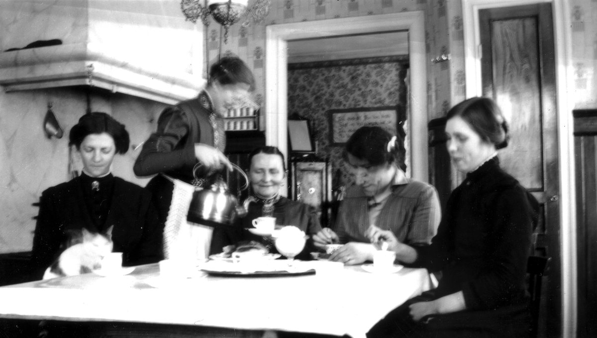 Östbloms kök. Kaffedags för Ida S. Pettersson, Elsa Ö. Sjöblom, Anna Östblom, Ellida Eriksson och Ingeborg Ehn-Ersson.