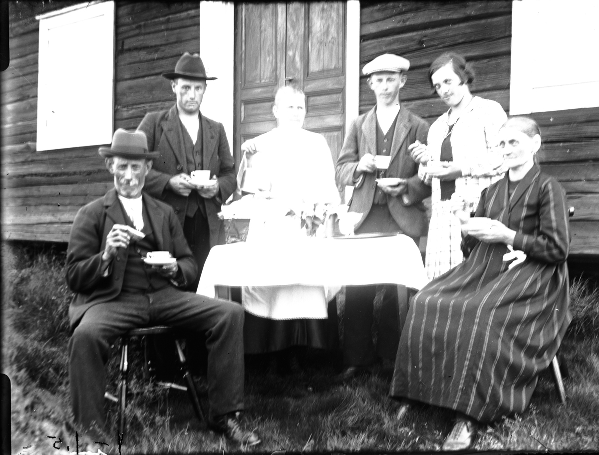 Från vänster Erik, Jonas, Anna och Erik Brosten, samt två övriga personer runt ett kaffebord utomhus.